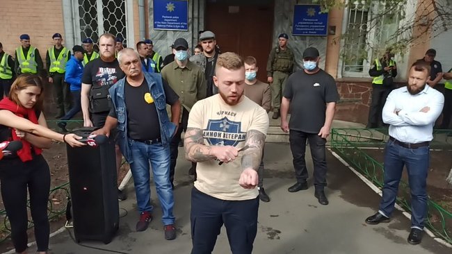 Член Нацкорпуса Кухарчук, которому вручили подозрение за акцию под ОП, порезал себе вены в знак протеста против преследования ветеранов 26 Член Нацкорпуса Кухарчук, которому вручили подозрение за акцию под ОП, порезал себе вены в знак протеста против преследования ветеранов 26