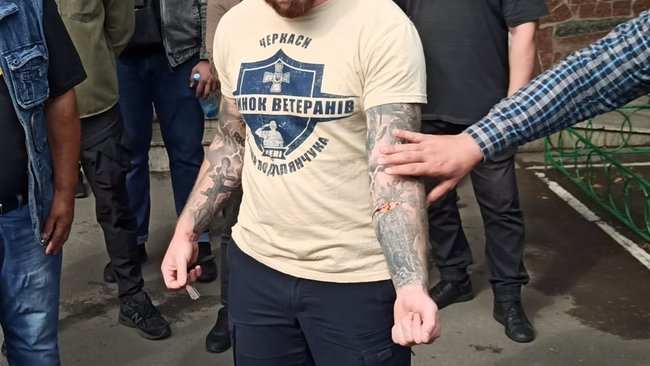 Член Нацкорпуса Кухарчук, которому вручили подозрение за акцию под ОП, порезал себе вены в знак протеста против преследования ветеранов 27 Член Нацкорпуса Кухарчук, которому вручили подозрение за акцию под ОП, порезал себе вены в знак протеста против преследования ветеранов 27