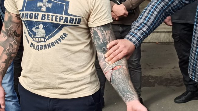 Член Нацкорпуса Кухарчук, которому вручили подозрение за акцию под ОП, порезал себе вены в знак протеста против преследования ветеранов 04 Член Нацкорпуса Кухарчук, которому вручили подозрение за акцию под ОП, порезал себе вены в знак протеста против преследования ветеранов 04