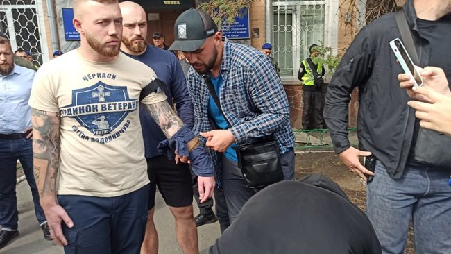 Член Нацкорпуса Кухарчук, которому вручили подозрение за акцию под ОП, порезал себе вены в знак протеста против преследования ветеранов 08 Член Нацкорпуса Кухарчук, которому вручили подозрение за акцию под ОП, порезал себе вены в знак протеста против преследования ветеранов 08