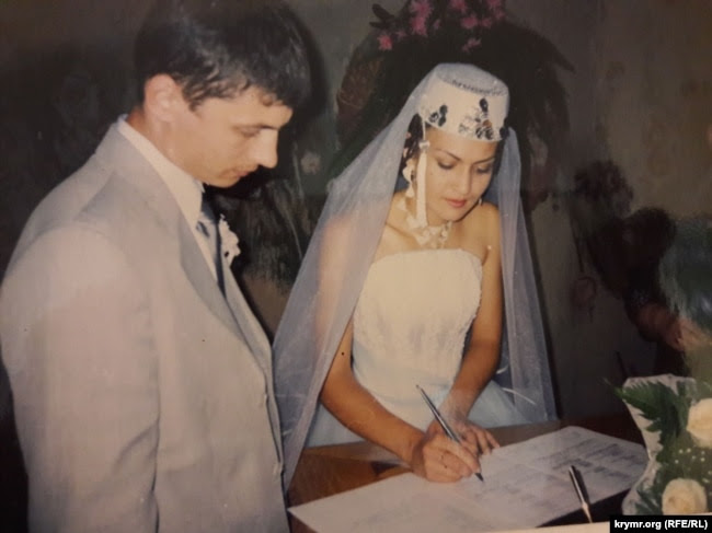 Эльмира Катака с мужем на их свадьбе