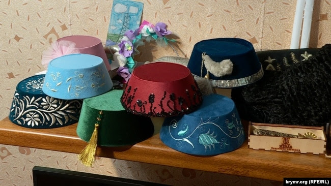 Зроблені Ельмірою Катакі традиційні кримськотатарські головні убори (ельхап)