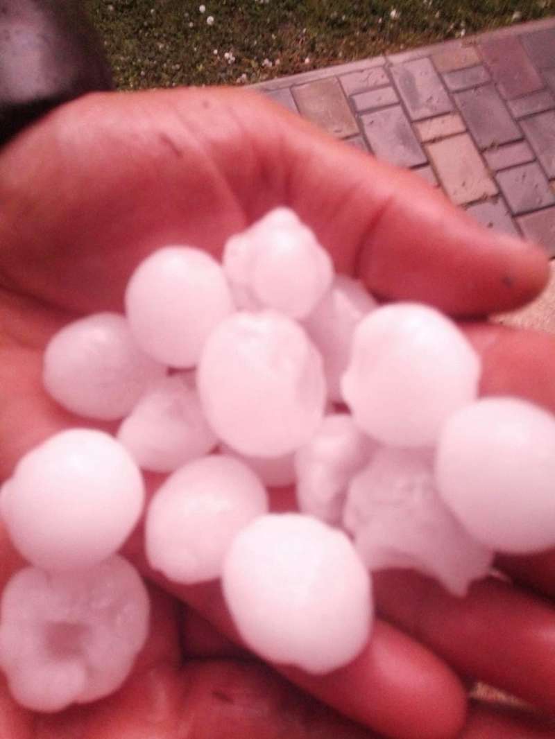 Также град выпал в Сумской области.