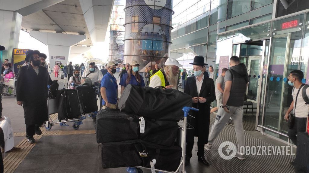 В аэропорту охраняют иностранцев.