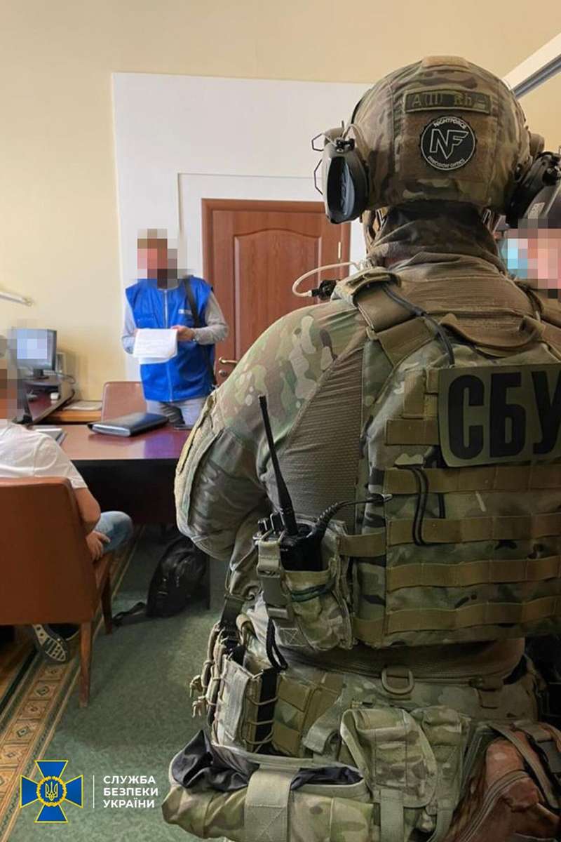 Силовик в кабинете чиновника