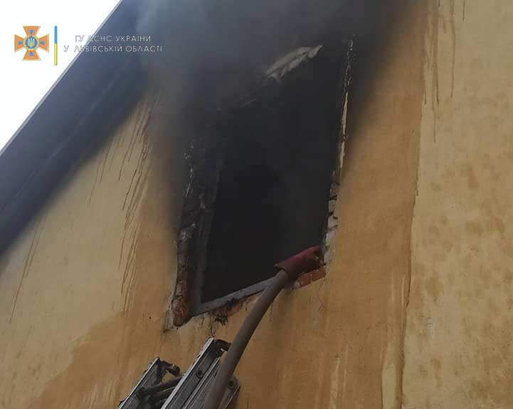 На Львівщини полум’я ледь не знищило житловий будинок: пожежу гасили 10 рятувальників dqxikeidqxitkant