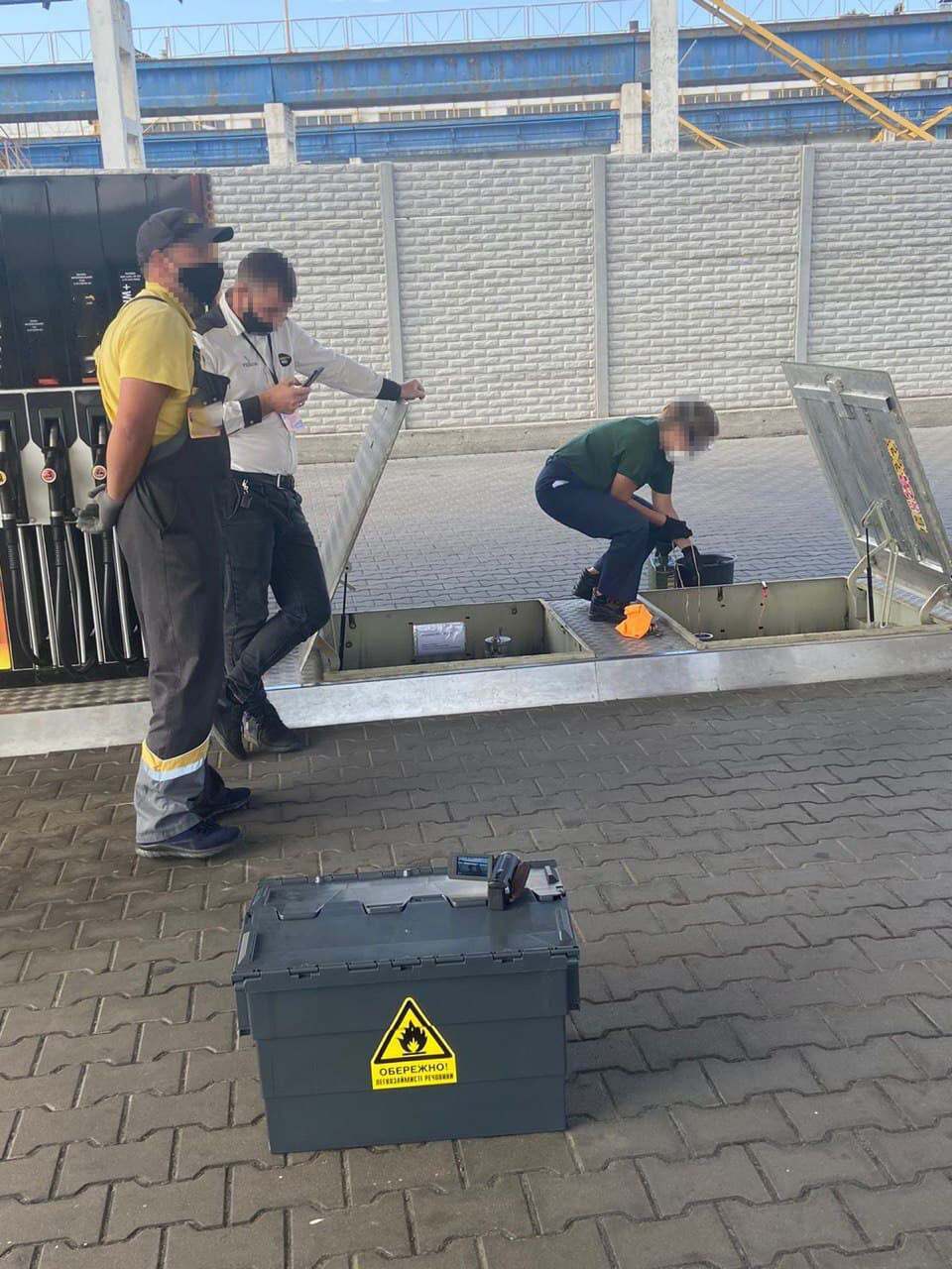 Форма сотрудника АЗС свидетельствует о том, что обыски прошли на dqxikeidqxiqqeant