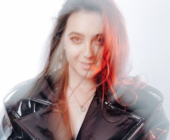 Юлия Мендель с кулоном от Зеленского