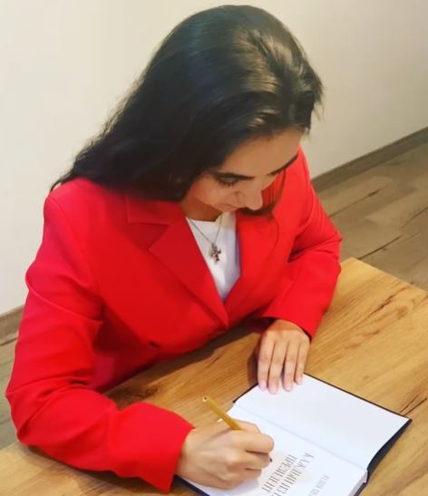 Юлия Мендель с кулоном от Зеленского