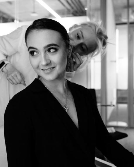 Юлия Мендель с кулоном от Зеленского