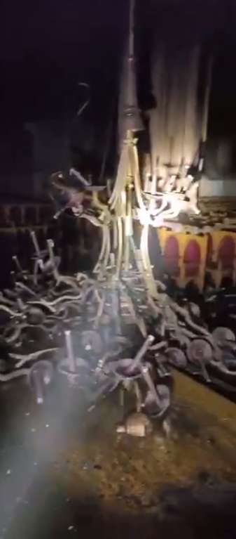 Огромная люстра упала на пол. Судя по всему, ее зацепил огонь