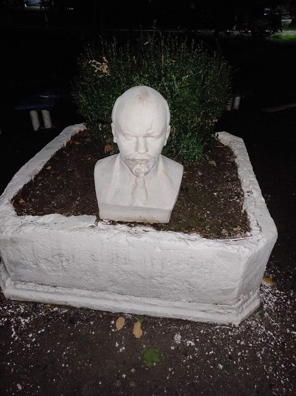 На Одещині невідомі встановили у парку бюст Леніна dqxikeidqxiqqeant