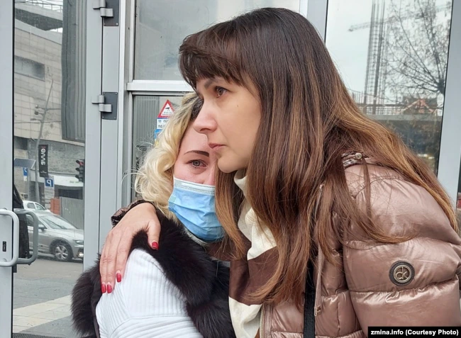 Марина Полях (ліворуч) разом зі своєю адвокаткою Юлією Сегедою dqxikeidqxiqqeant