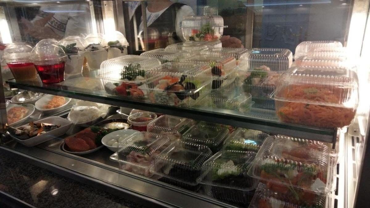 Одновременно в столовой может находиться только 12 представителей СМИ.