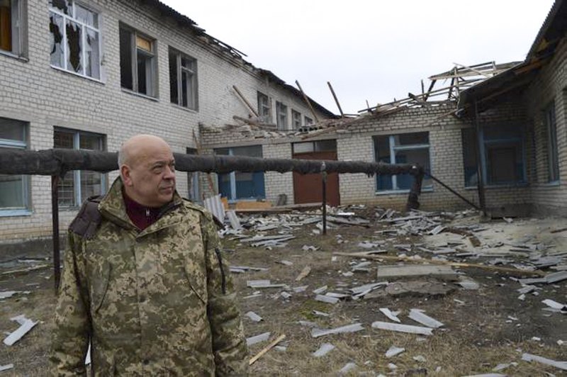 Голова Луганської обласної військово-цивільної адміністрації Геннадій Москаль під час огляду селища Троїцьке після обстрілів