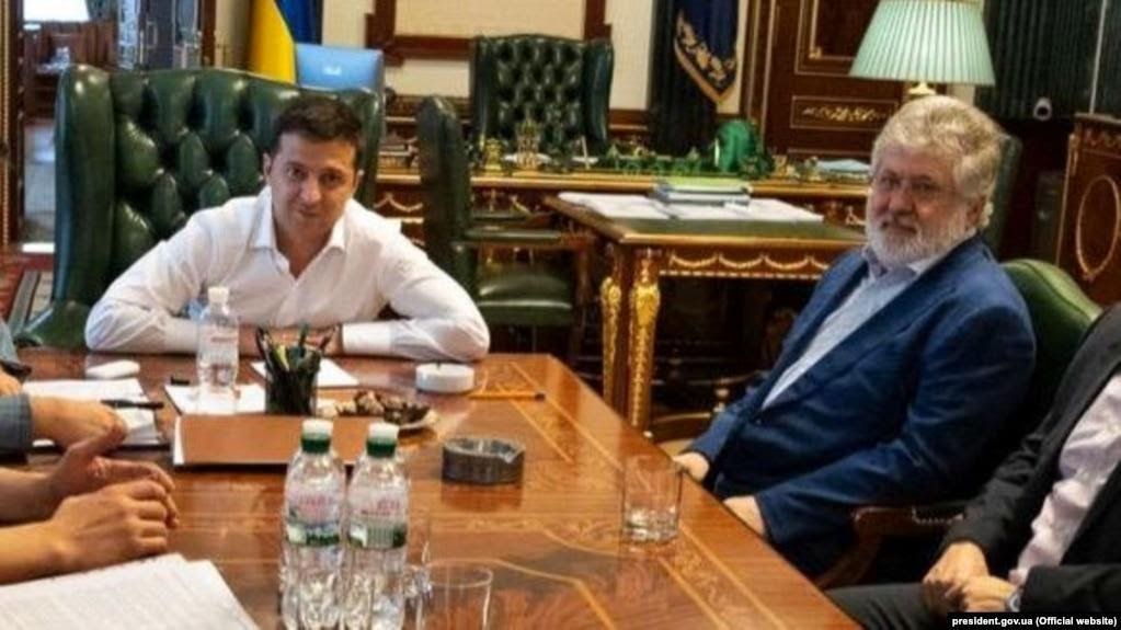 У 2019 році олігарх Ігор Коломойський називав Володимира Зеленського своїм бізнеспартнером, а після виборів заявляв, що морально підтримує його. У 2021 році – Зеленський підтримав санкції США проти Коломойського.