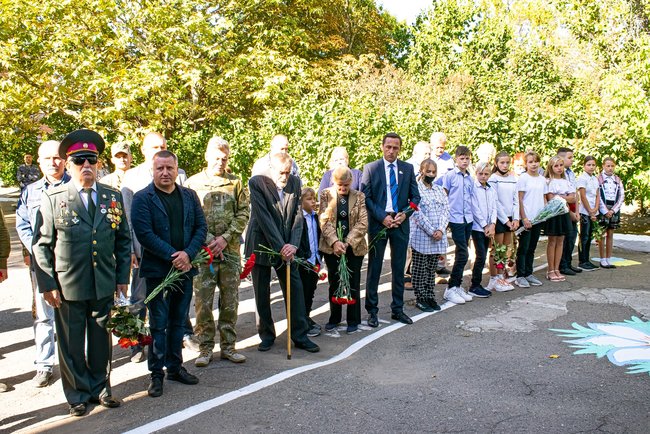 Мемориальную доску погибшему на Донбассе матросу Денису Юшко открыли на Николаевщине 04