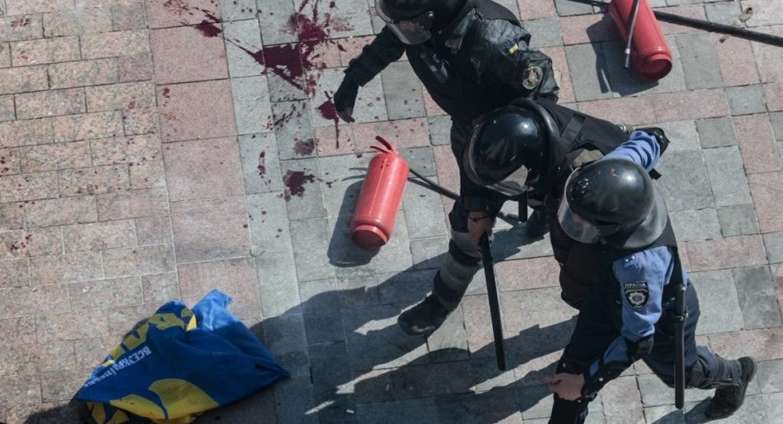 31 серпня 2015 року під Верховною Радою загинуло четверо правоохоронців – так вулиця протестувала проти закону про «особливий статус» Донбасу. Закон все одно був ухвалений, але «особливий статус» так і не впроваджено. Що робити із цим законом, вирішуватиме Зеленський (фото з відкритих джерел)