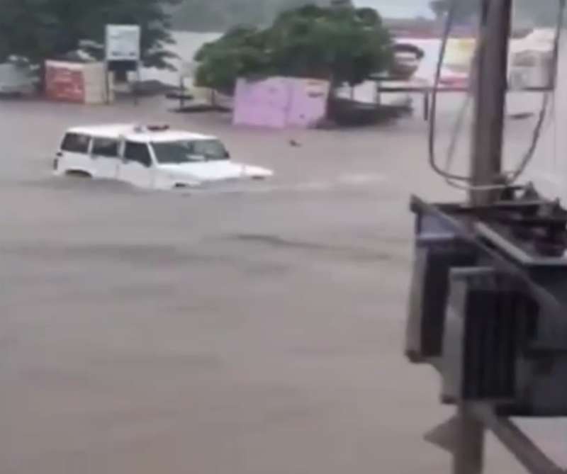 Людей перевозили на лодках dqxikeidqxitkant