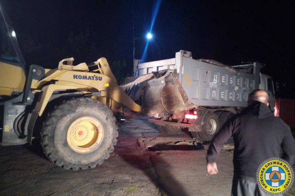 Машину деблокировали с помощью спецтехники.