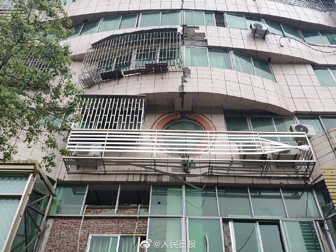 Поврежденное здание