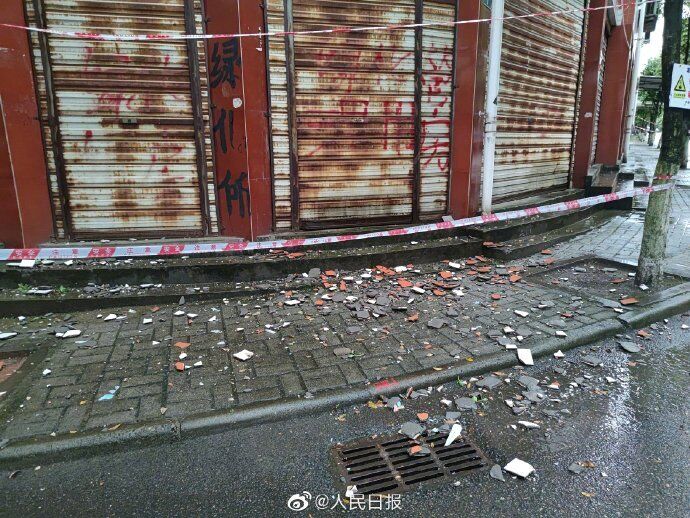 Поврежденные здания после землетрясения