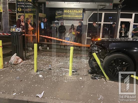 Авто влетело в остановку.