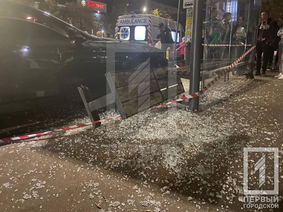 Пострадала остановка.