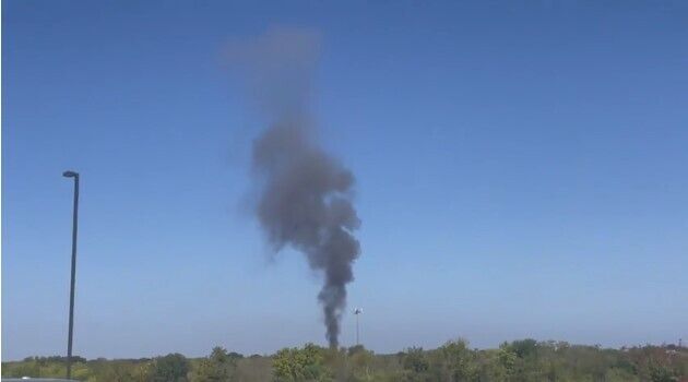 Военный самолет упал между 4000 кварталами Теджас-Трейл и Дакота-Трейл. dqxikeidqxitkant