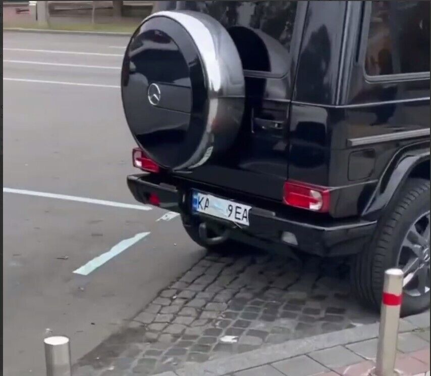 Машину припарковали возле красного корпуса университета Шевенко. dqxikeidqxiqqeant