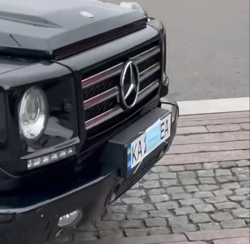 Номера скрыли с помощью медицинских масок.