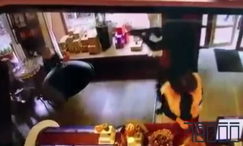 Момент стрельбы в бизнесмена. dqxikeidqxitkant