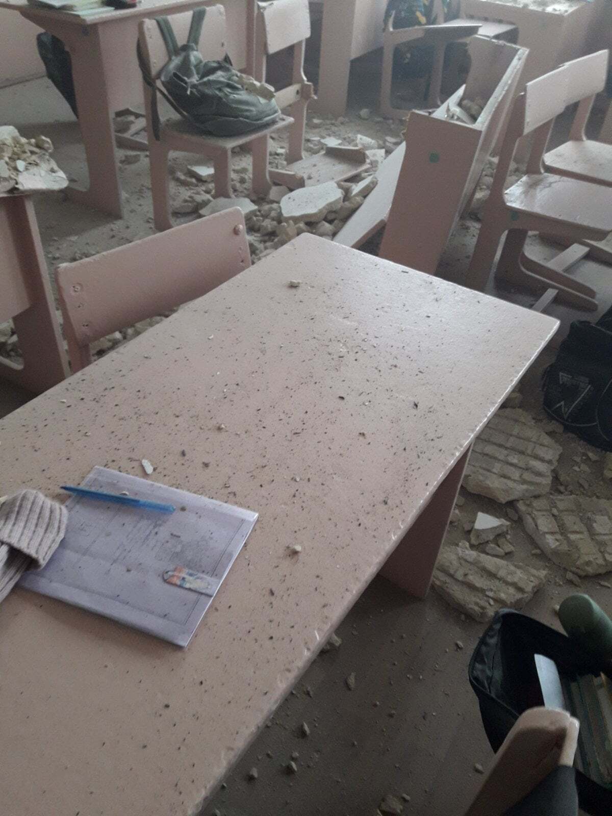 Потолок обвалился на перемене, и в классе никого не было