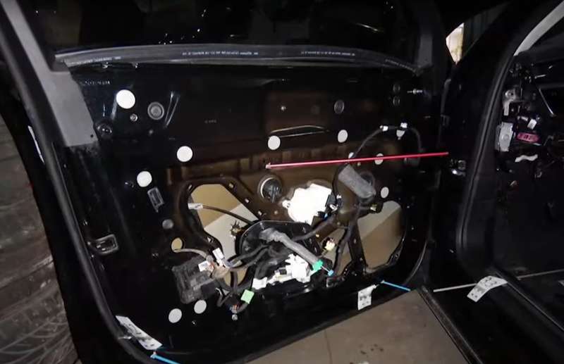 Обстрелянная водительская дверь.