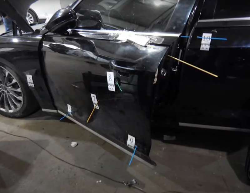 Обстрелянная дверь.