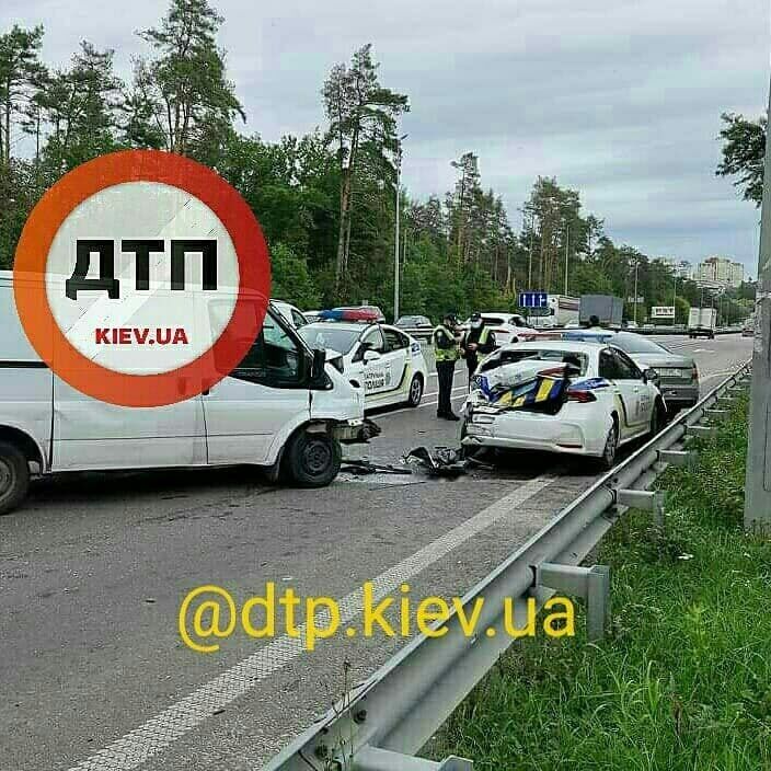 Ford Transit врезался в полицейскую Toyota Corolla dqxikeidqxiqqeant