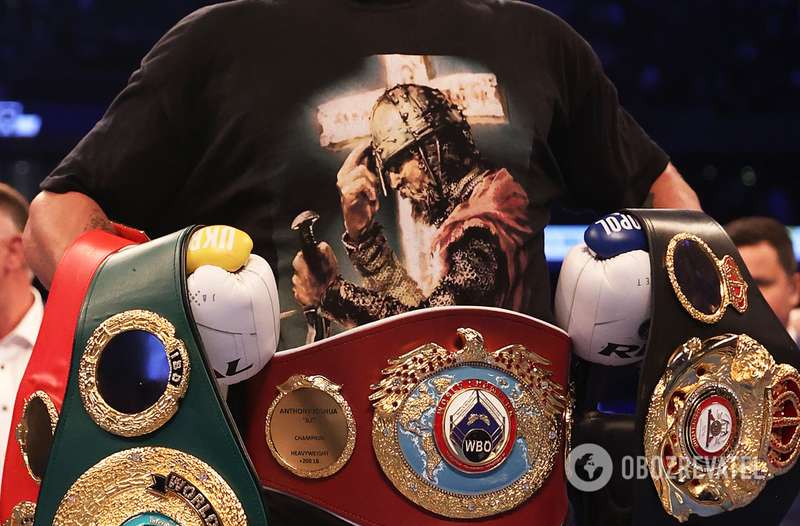 На правой написано Украина, а на левой Симферополь.