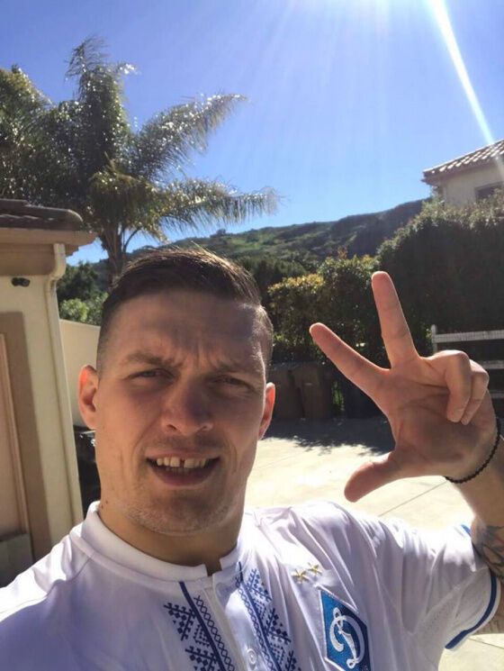 Александр Усик в футболке "Динамо" dqxikeidqxitkant