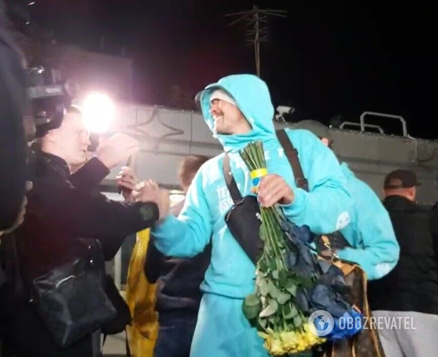 Усика встретили с цветами