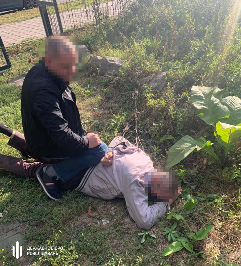 Полицейский в Запорожской области продавал большие партии наркотиков, которые были вещдоками, - ГБР 03