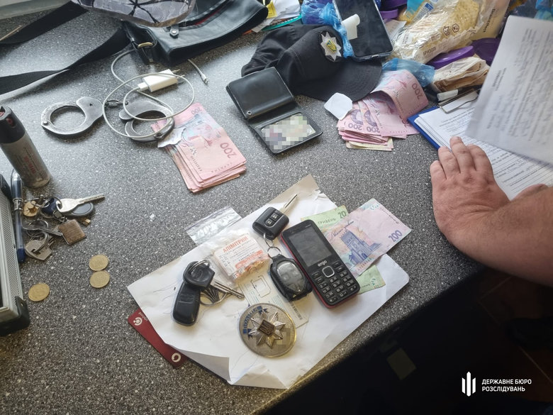 Полицейский в Запорожской области продавал большие партии наркотиков, которые были вещдоками, - ГБР 06