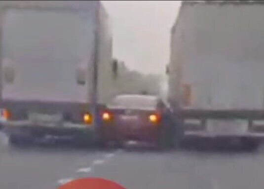 Грузовики просто "зажали" легковушку.