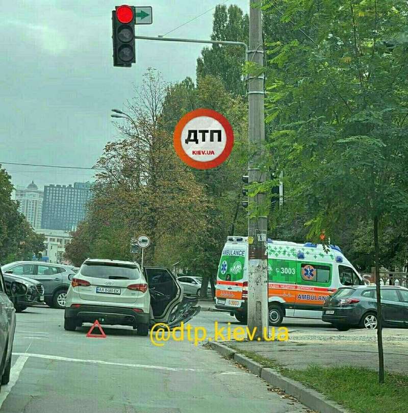 ДТП у Києві, Hyundai влетів у швидку на Довнар-Запольського, Дегтярівська ДТП у Києві, Hyundai влетів у швидку на Довнар-Запольського, Дегтярівська dqxikeidqxitkant