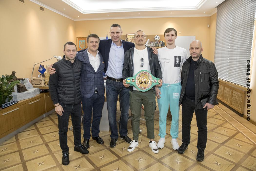 Кличко поздравил Усика с победой и подарил ему чемпионский пояс WBC dqxikeidqxiqqeant
