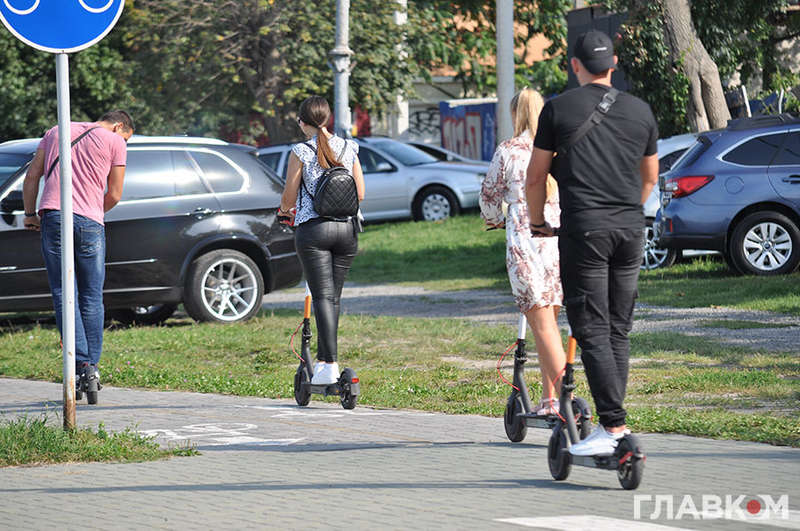 Водії електросамокатів їдуть велосипедною доріжкою (фото: glavcom.ua) dqxikeidqxitkant