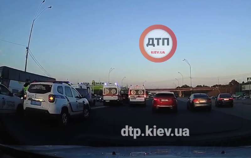 К месту ДТП прибыли три кареты скорой помощи и полиция dqxikeidqxiqqeant