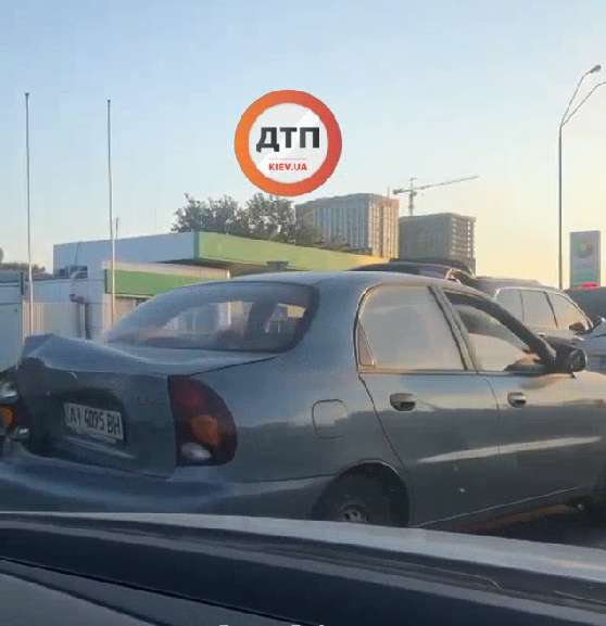 Медики оказывают помощь пострадавшим