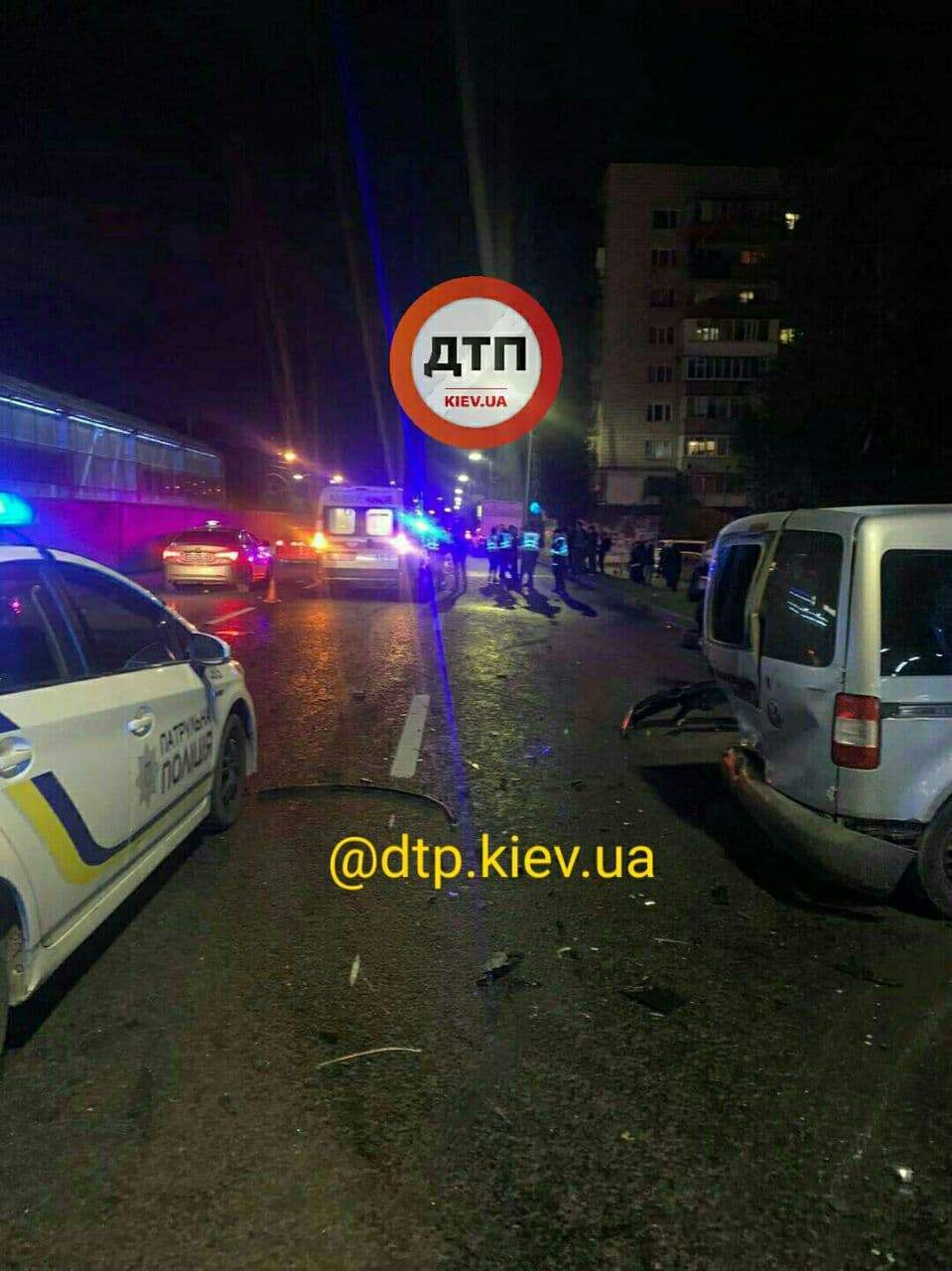 Аварія на КПІ у Києві, нетверезий водій Audi виштовхнув Volkswagen у дерево, є потерпілі dqxikeidqxiqqeant