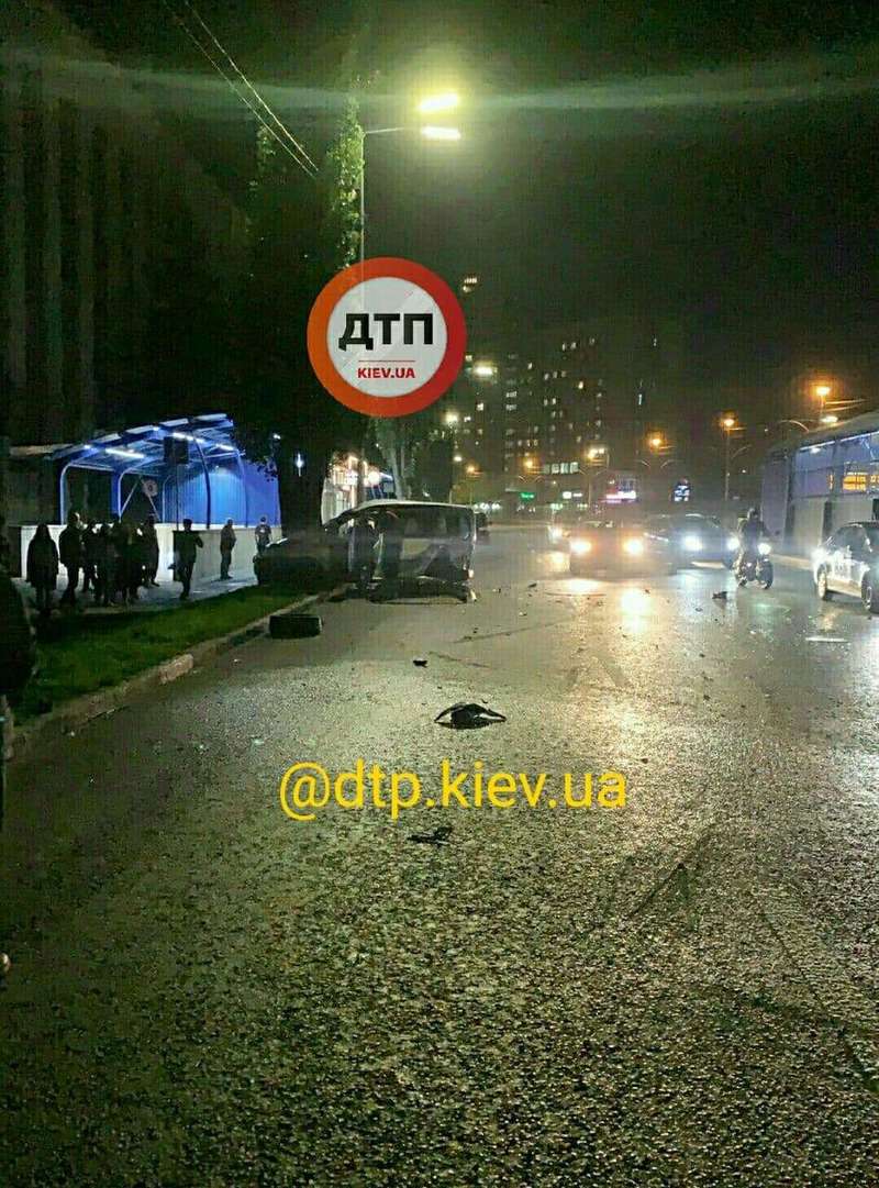 П’яна ДТП на КПІ, водій Audi виштовхнув Volkswagen у дерево, є потерпілі П’яна ДТП на КПІ, водій Audi виштовхнув Volkswagen у дерево, є потерпілі