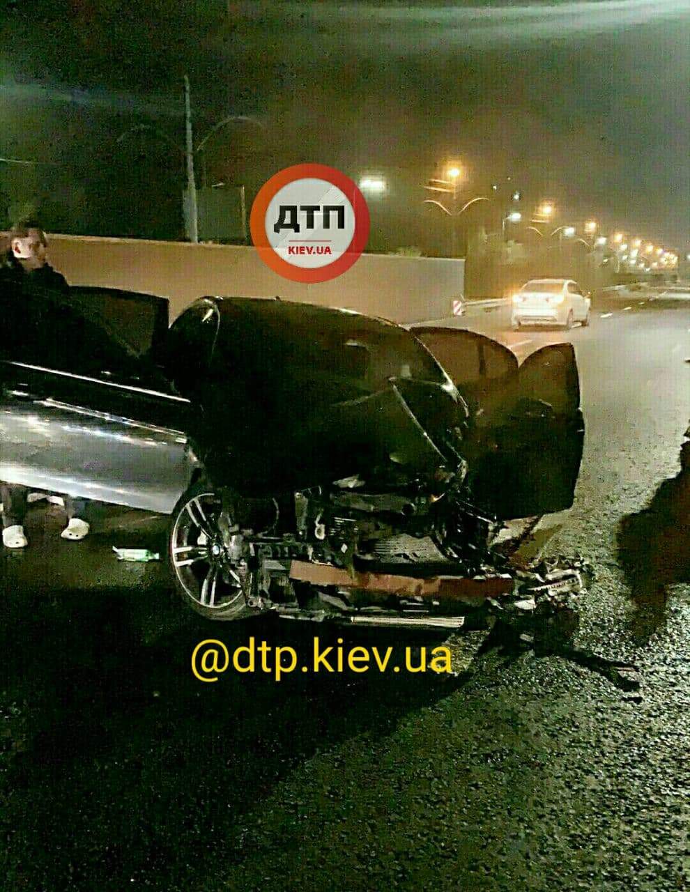 Аварія у Києві на Борщагівській, уламки та колеса від Audi та Volkswagen розлетілися по дорозі Аварія у Києві на Борщагівській, уламки та колеса від Audi та Volkswagen розлетілися по дорозі